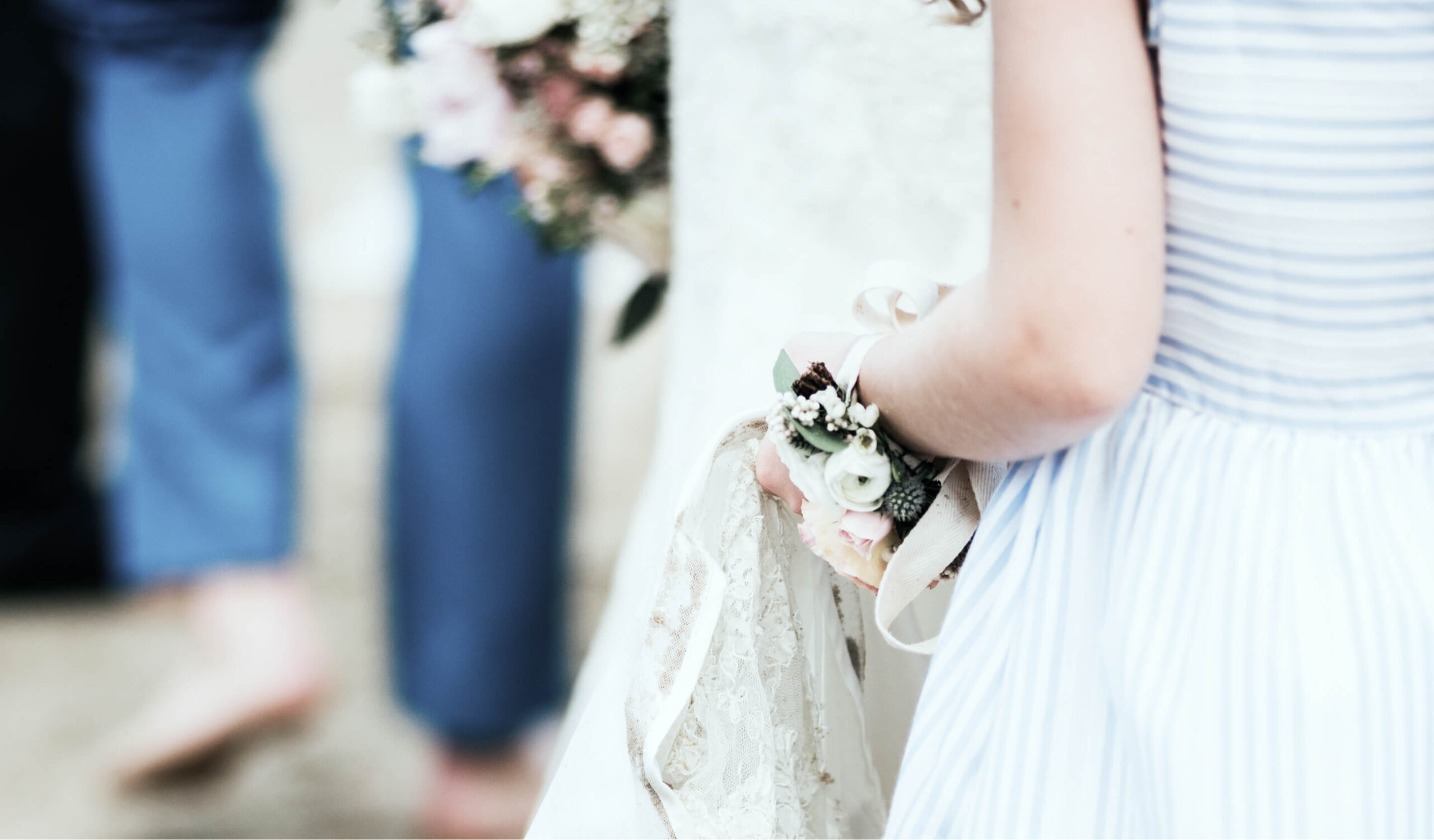 Frau von hinten fotografiert mit Blumenstrauss