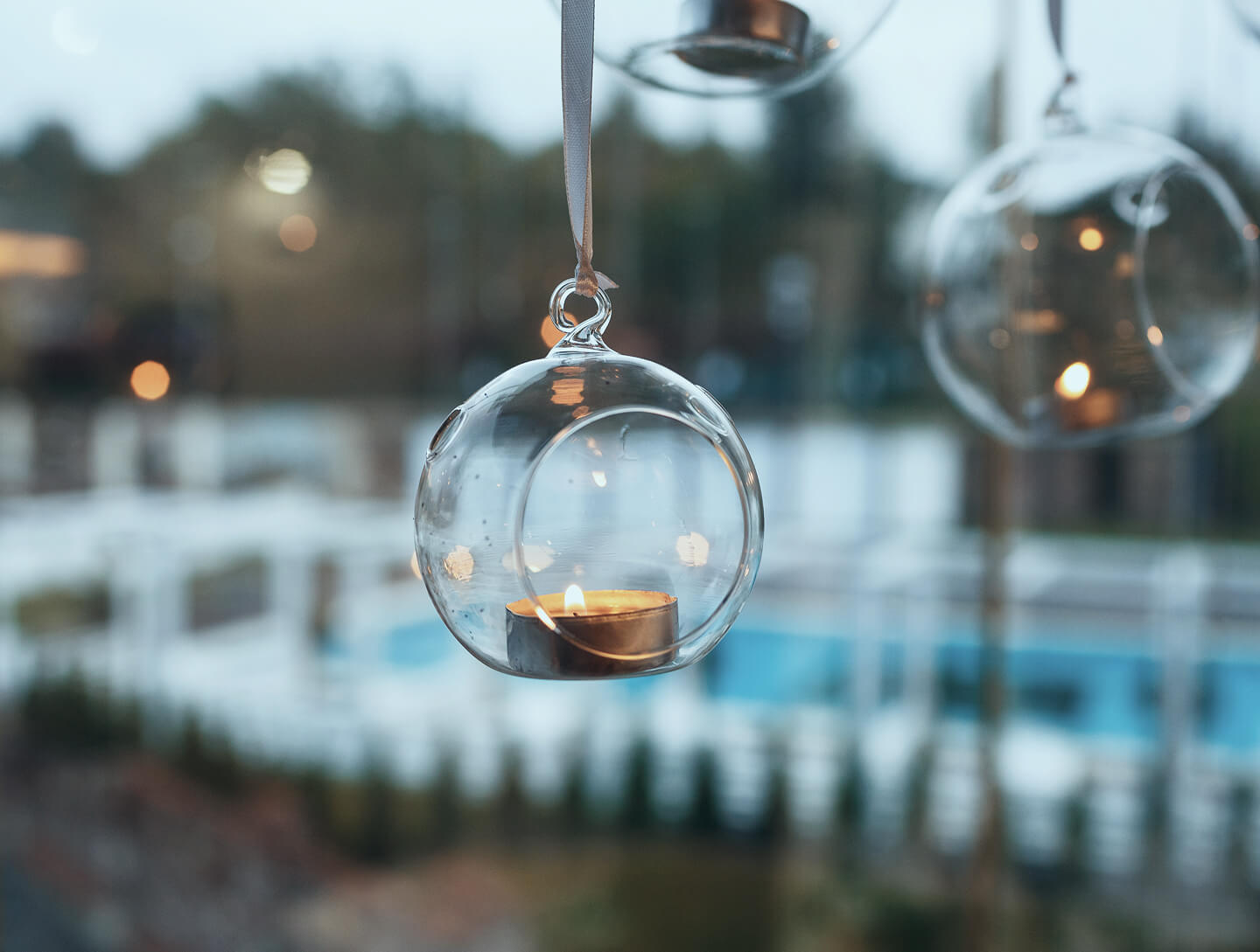Weihnachtskugeln vor einem Pool